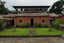 超過一百四十年屋齡的三合院，屋主後代依舊還住在裡面守護著祖先遺留下的土地。