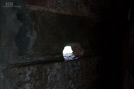 大房子是財富的代表。為了抵禦盜匪，屋子牆上開了射擊用的「槍眼」。大門則是使用特殊設計的門栓以確保家族的安全。