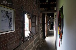 午後的陽光輕輕的灑在屋內。寧靜的感覺讓人不敢大聲說話，怕驚擾了這一刻的安寧。