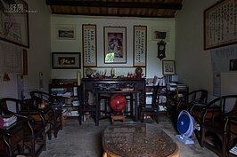 大廳中掛著屋主祖先清朝當官的素描。