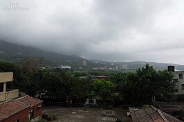 據說夏天下過大雨過後山嵐飄在遠方的山上，整個風景十分的美麗，只可惜此次無緣以見。
