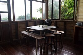 阿公阿嬤時期的老桌椅上喝咖啡，別有一番風味。