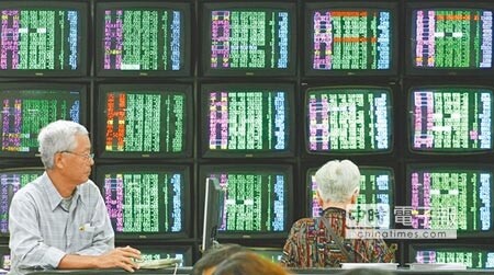 由於葡萄牙Banco Espirito Santo(BES)銀行母公司最大股東ESFG延遲支付其短期債券利息,導致BES股價重挫,遭到停牌,引發全球股市前日恐慌性下跌,不過金管會主委曾銘宗表示,這只是單一事件,衝擊非常小。(本報資料照片)