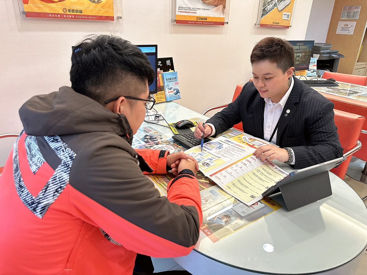 永慶房屋經紀人員王思媛(右)針對消費者的各種問題有問必答,成為消費者心目中的房產專家。圖/永慶房產集團提供