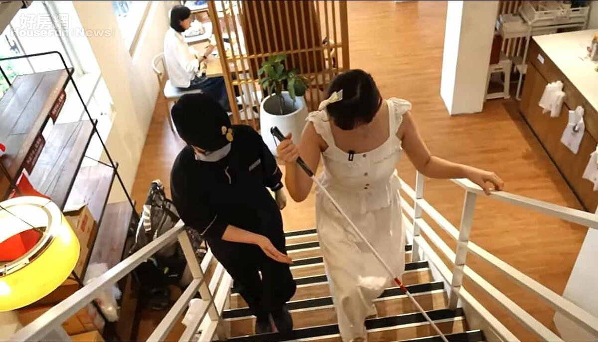 金寶熙（右）進雙月用餐，店員一路細心提醒階梯與扶手位置，協助她安全走上二樓。