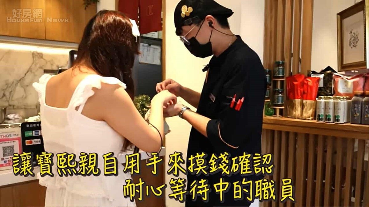結帳時，店員將找零一一放到金寶熙（左）的手心，並口頭報數，讓她能以觸覺確認金額。