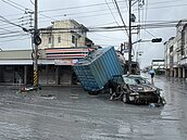 街道騎樓沖刷成廢墟…花蓮光復市區停水電　瀰漫濕泥腐敗味
