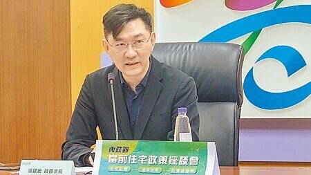 內政部推出老宅延壽、虛坪改革、近零碳建築三大政策,政務次長董建宏到高雄舉辦座談會,說明政策目標。圖∕任義宇