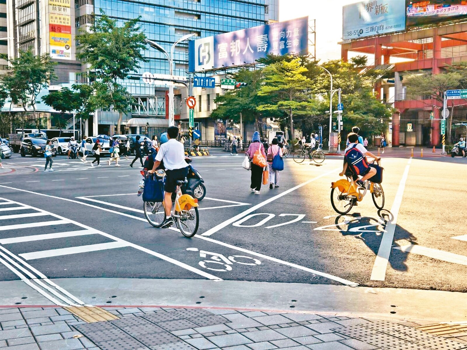 自行車穿越路口,需依自行車道穿越道線騎乘,如未畫設則須下車牽引通行,違者可依道安條例開罰300至1200元。記者江婉儀/攝影
