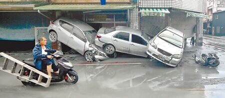 花蓮萬榮鄉馬太鞍溪堰塞湖23日溢流,滾滾泥水淹進光復市區造成嚴重災情,洪水退去後街上堆滿遭沖毀的車輛。(范揚光攝)