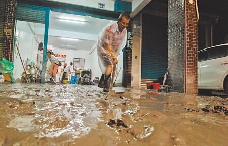 花蓮馬太鞍溪堰塞湖溢流,造成光復鄉嚴重災情。圖為災民整理家園。(郭吉銓攝)