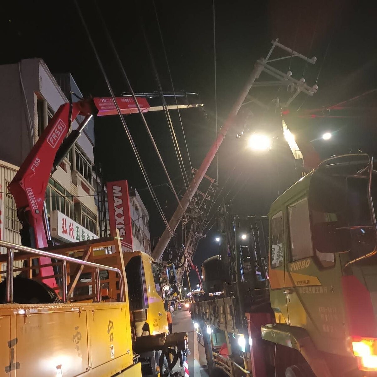 彰化縣和美鎮彰美路五段24日晚間傳出2支電線桿,遭路過吊車勾到電線而傾倒,造成附近住戶有782戶受影響。圖/台電彰化區處提供