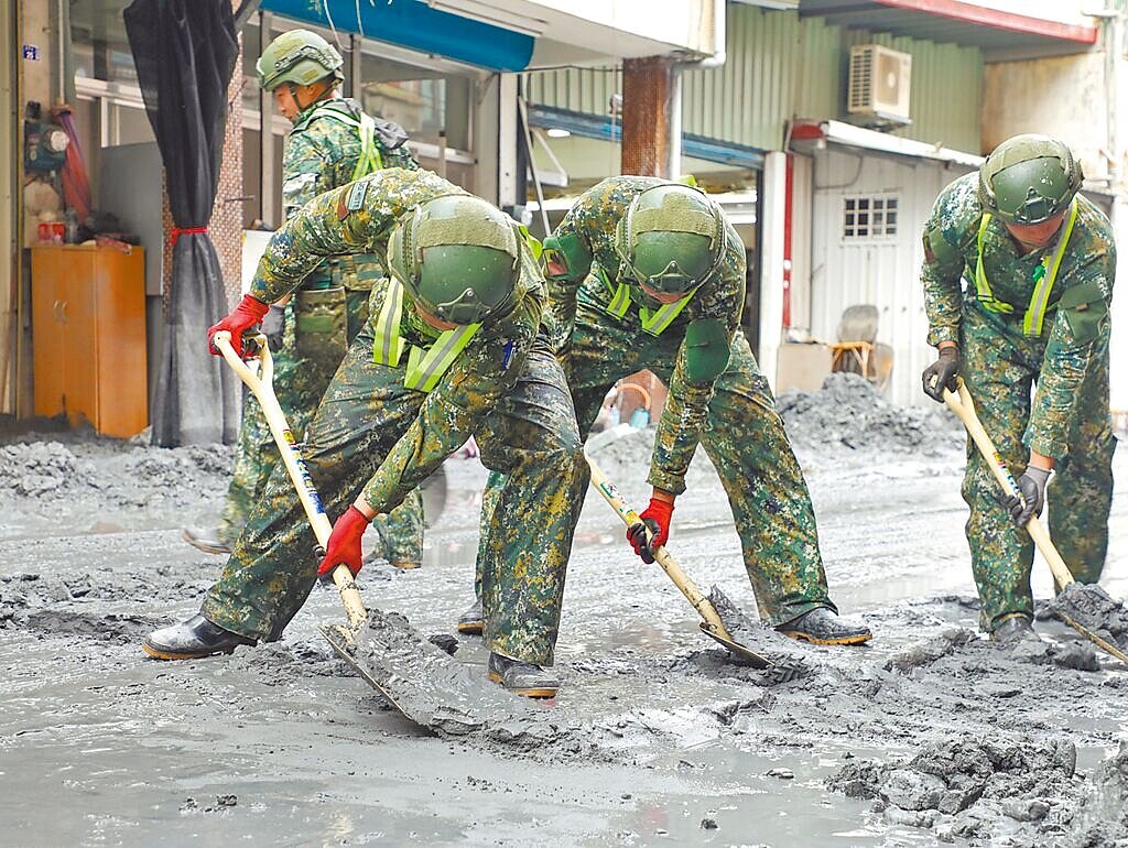 因應強颱「樺加沙」造成花蓮地區重大災情,第2作戰區24日下午派遣官兵全力投入災後復原工作。(國軍第2作戰區提供)