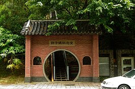 由捷運文湖線文德站一號出口出來左轉，即可抵達郭氏古宅入口。