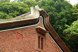 不若金門傳統古宅，當官的屋子在屋脊兩邊設計翹高燕尾。郭氏古宅並未因郭子儀當過大官而設計翹高燕尾，而是採一般的馬背設計，就連傳統中國節裝飾也沒有。