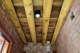 支撐房舍的樑柱至今依舊完好。