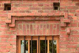 與傳統紅磚屋舍一樣，窗戶上方有紅磚拼成的雨遮。