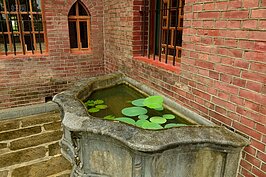 古宅左側水池。