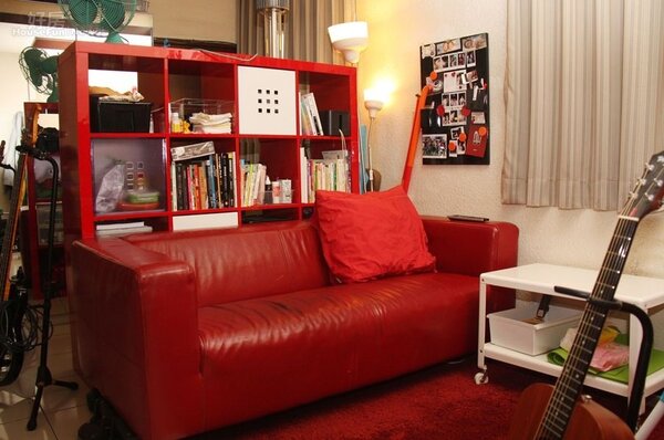 
3.客廳區域包括沙發、方格櫃、地毯…等全走紅色系，搭配白色牆面也營造出獨特簡約風格。