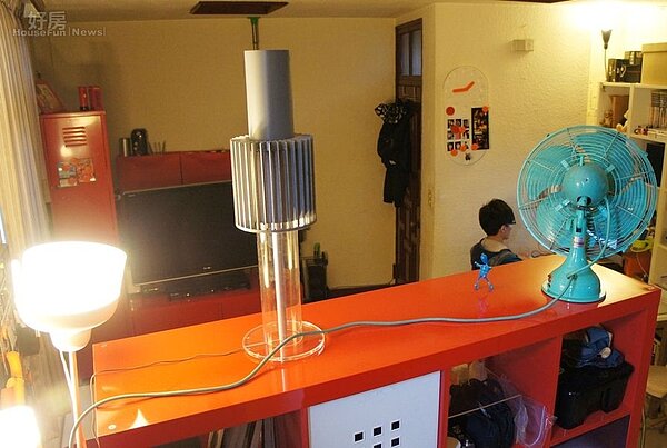 
6.由於空間有限，海狗效法日本小而美精神，許多物品擺設上都以往上發展為原則，盡量把所有空間運用到極致。