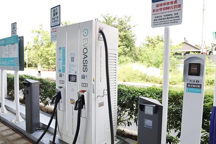 南市首批快充站，6處充電格正式上線。圖／台南市政府提供