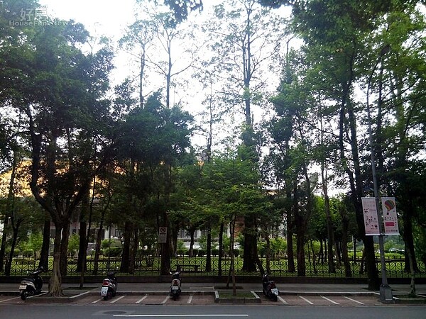 
5國父紀念館旁正是逸仙路，讓附近居民擁有千坪綠地。