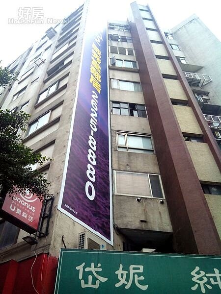 1「國泰麗園」為早年國泰建設鉅作，在逸仙路擁有最靠近忠孝東路的絕佳地段。