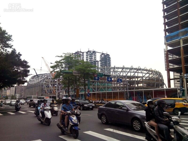 2因為地理位置優越，「國泰麗園」一樓經營知名商店，人潮絡繹不絕，對面則在興建大巨蛋。