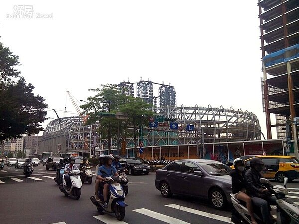 
2因為地理位置優越，「國泰麗園」一樓經營知名商店，人潮絡繹不絕，對面則在興建大巨蛋。