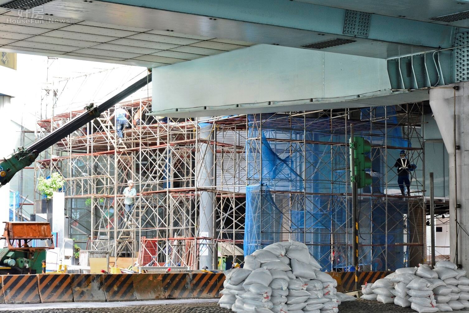 捷運南京東路站為防颱準備拉起工程防護網。（好房News記者 陳韋帆／攝影）