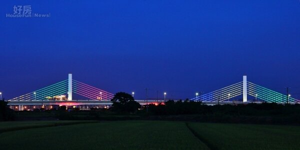 「舊社大橋」在夜間變換不同顏色LED燈光，將成為新興景點。（營建署提供）
