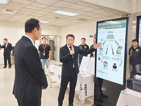 警政署執行「打詐、掃黑、肅槍、緝賭」4合1專案,刑事局長周幼偉1日檢視各單位查緝成果。(林郁平攝)