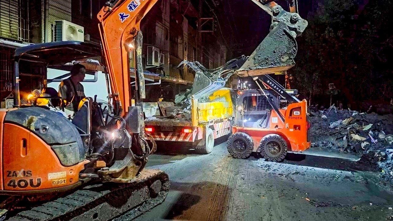 市府團隊利用街道上人煙稀少的時間,出動大型機具及探照燈清理街道污泥和廢棄物。圖:市府提供