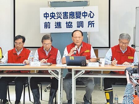 花蓮縣馬太鞍溪堰塞湖溢流釀災,行政院拉高中央前進協調所指揮官員層級,1日起由行政院政務委員季連成(右二)擔任總協調官。(吳佩蓉攝)