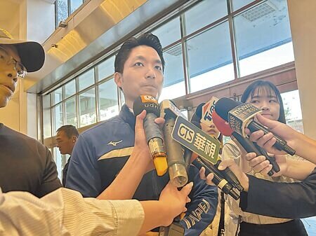 
台北市公館圓環拆除後，羅斯福路、基隆路口改為正交路型，不少民眾抱怨車流回堵狀況相當嚴重，台北市長蔣萬安（中）1日表示，塞車情況在調整號誌秒數、路型後有所改善，但他也提醒過往台北市有重大路型改造時，需要約2周讓用路人適應，車流狀況才會恢復。（丁上程攝）
