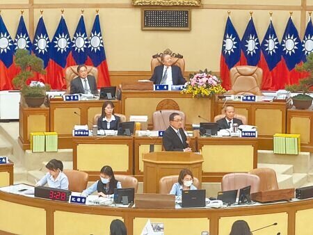 
新北市議會第4屆第6次定期會1日開議，新北市長侯友宜以「穩健、永續、宜居、樂活、安全」5大主軸施政報告。（柯毓庭攝）
