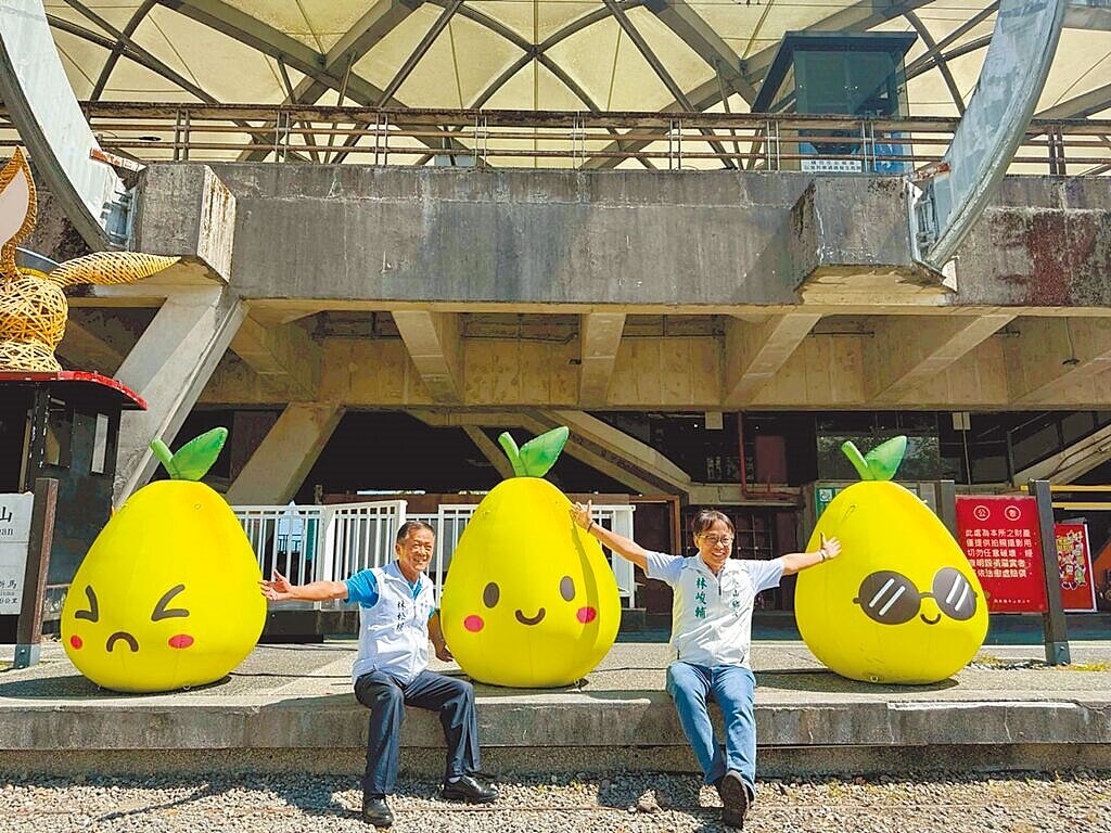 宜蘭縣冬山鄉「月亮什麼冬冬」活動即日起至31日在冬山火車站登場,現場以高達11公尺Q版月球、玉兔裝置藝術搭配療癒可愛的「柚子三兄弟」造景,將成為中秋節最夯打卡景點。圖/宜蘭縣冬山鄉公所提供