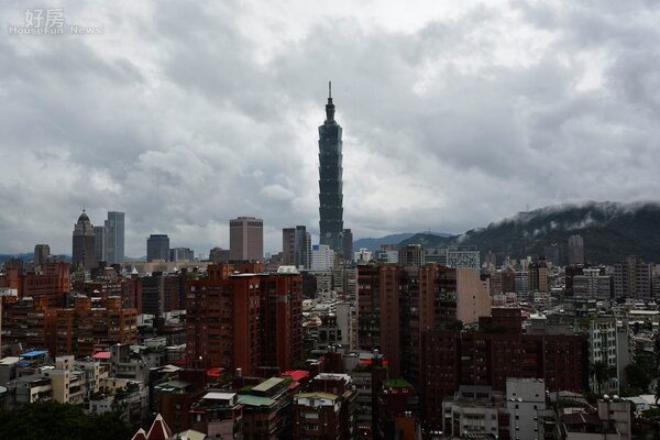麥德姆颱風來前日，厚重的烏雲佈滿台北。（好房News記者 陳韋帆／攝影）