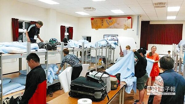 來吉村不論風災重建戶或等待入住永久屋的受災戶都得撤離依親或前往樂野庇護所，圖為村民在庇護所鋪床就寢。（王瑄琪翻攝）