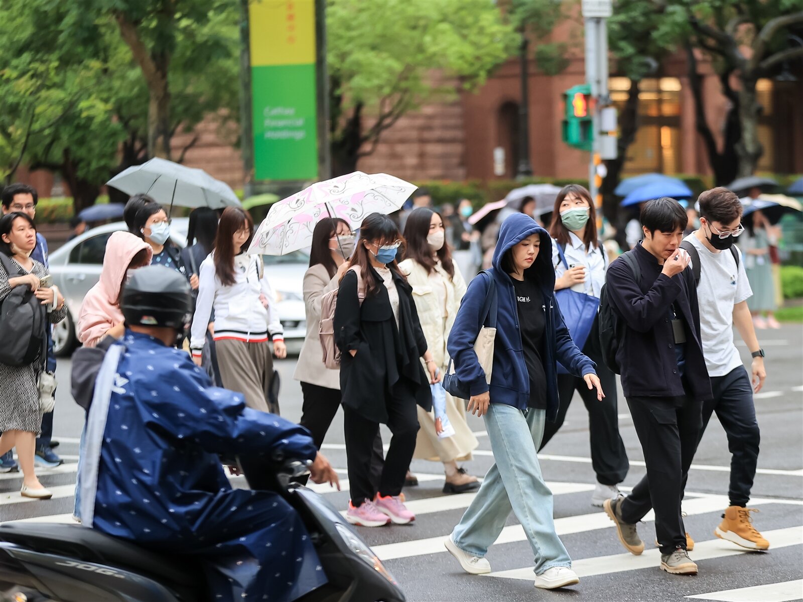 網友戳破10月的快樂泡泡,指出雖然假期變多,但實際上班天數和11月竟然一樣。示意圖。圖/本報資料照片