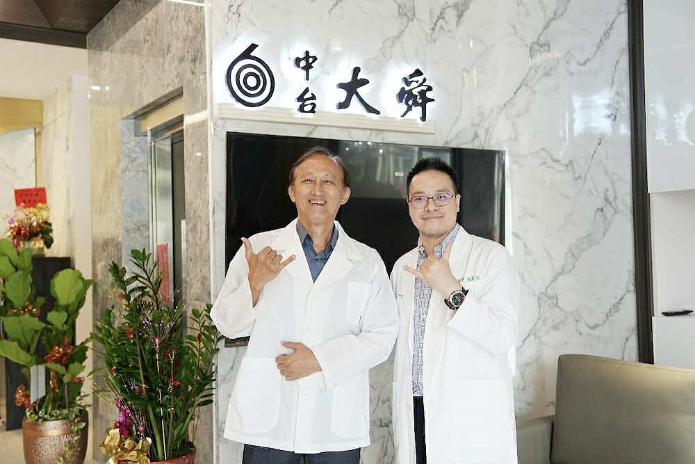 六順醫療體系跨足中台灣。六順醫療體系總院長王新民（左）與中台大舜診所院長陳毅鴻（右）合影。