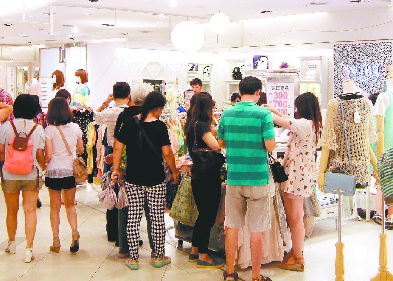 蘆竹台茂購物中心推出特賣、改裝出清，吸引放颱風假的民眾逛街消費，人潮為平時兩倍。 記者曾增勳／攝影