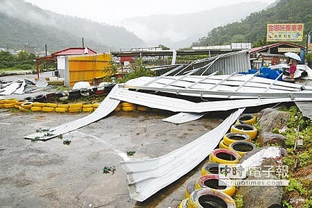 
屋頂垮了麥德姆颱風過境，並未造成新竹縣嚴重災情，但內灣商圈附近小型賽車場業者的鐵皮屋，卻不敵昨天凌晨的瞬間強風，整個屋頂被硬生生吹翻，所幸未造成人員傷亡。（魯鋼駿攝）
 