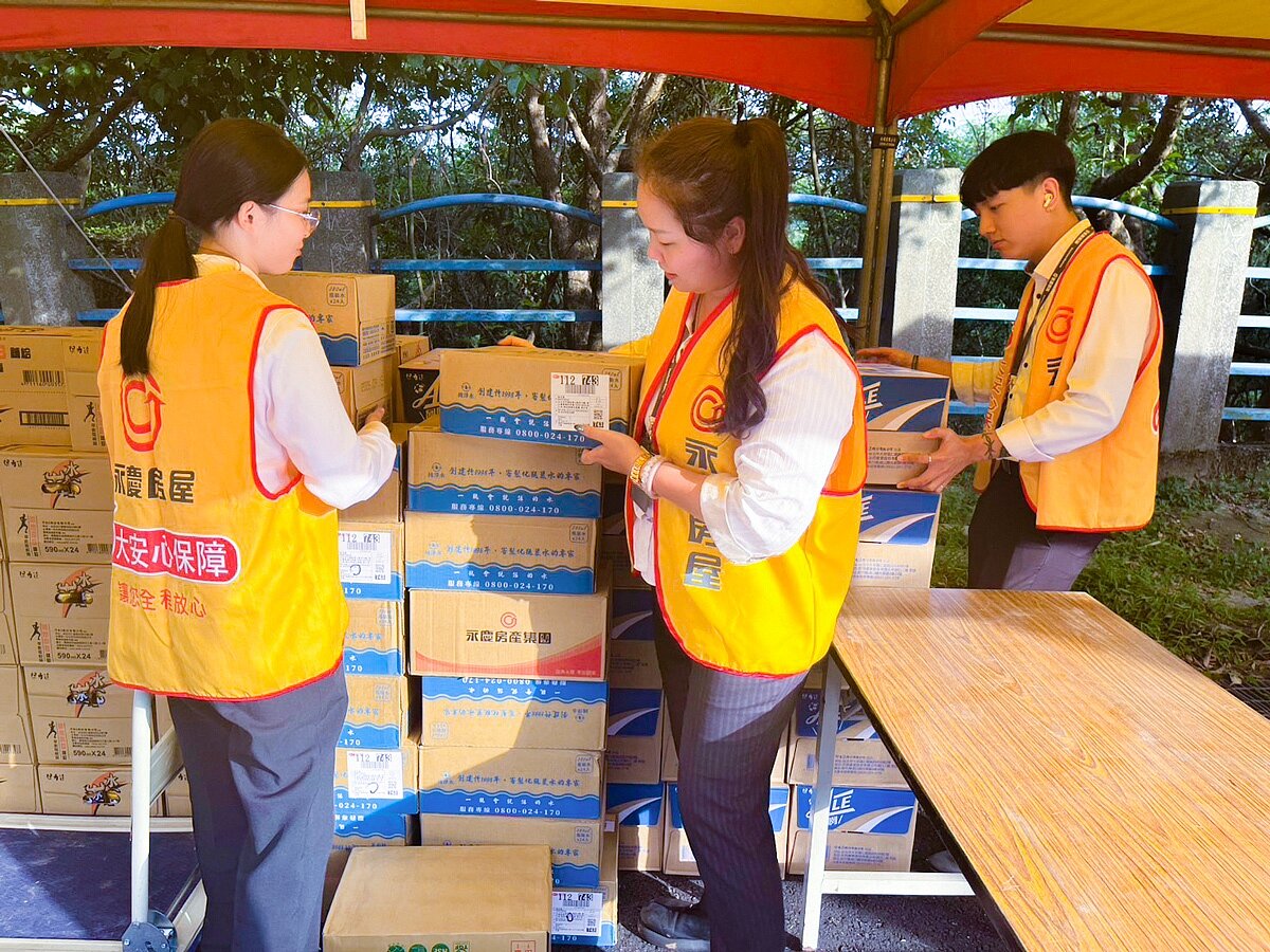 永慶房屋出動人力,到現場發送瓶裝水,助「內湖鐵人白石湖路跑」活動進行順利。