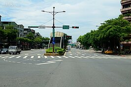 現今的艋舺大道，早年可是火車所行走的鐵支路。鐵路地下化後，與市民大道一樣，路面改為汽車行駛的馬路。