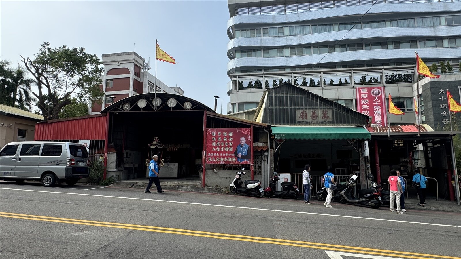 苗栗市萬善祠及范苟祠與周邊醫院、店家、住戶毗鄰而居,內部存放骨灰(骸)。記者范榮達/攝影