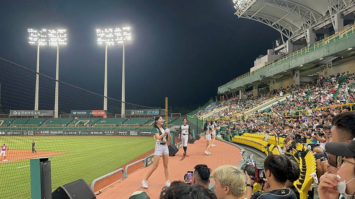 永慶加盟四品牌高雄區經管會號召2千名員工眷屬為「台鋼雄鷹」加油打氣，一起感受棒球帶來的熱血與感動！圖／永慶房產集團提供