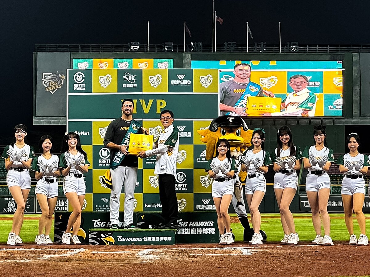 台鋼雄鷹左投艾速特（圖左4）獲得本日MVP，由永慶不動產高雄區經管會長鄭曜德（圖左5）代表頒獎。圖／永慶房產集團提供