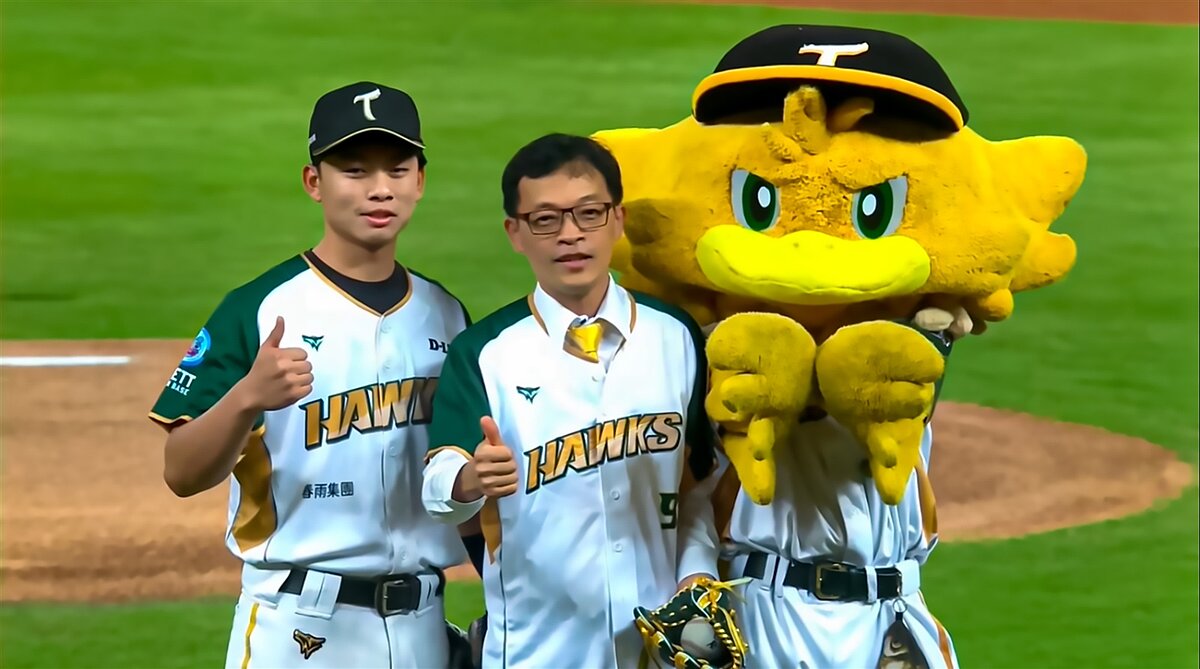 由台鋼雄鷹陳世嘉（圖左）、永慶不動產高雄區經管會長鄭曜德（圖中）進行高雄棒球家庭日開球儀式。圖／永慶房產集團提供