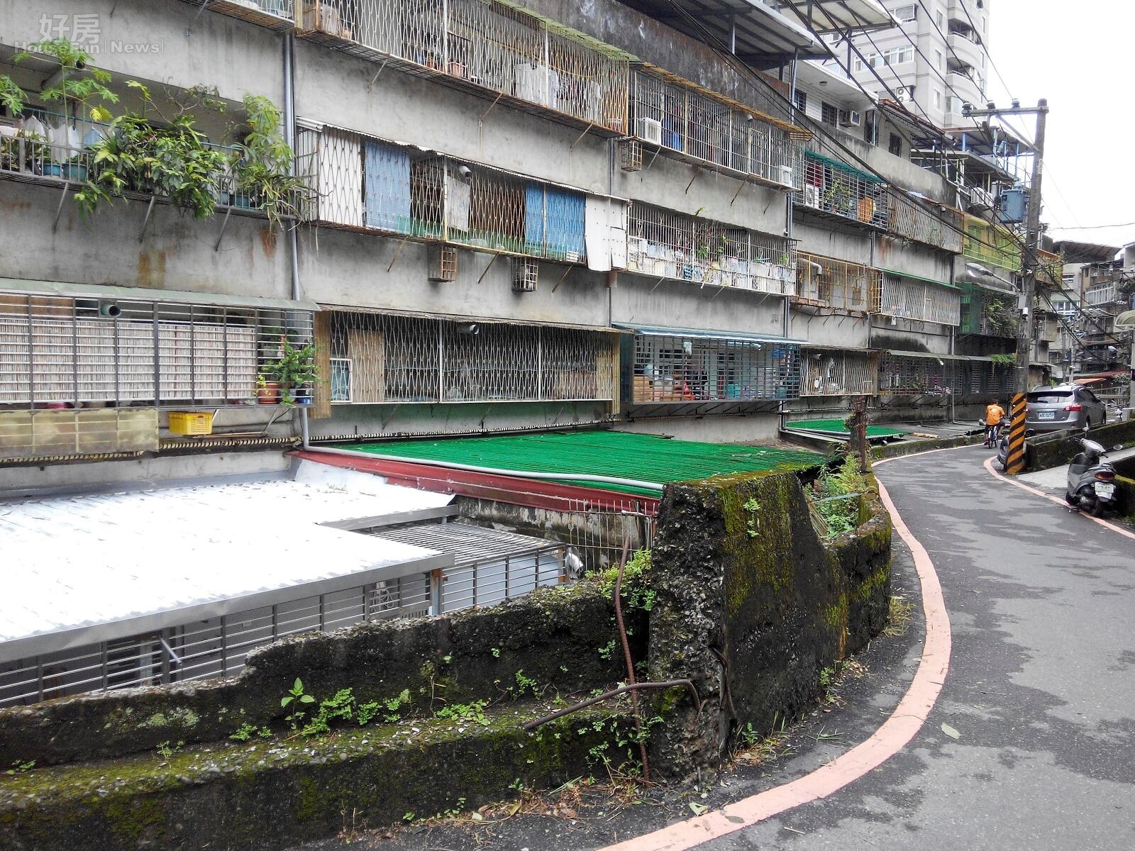 新店區寶橋路附近有許多陽光屋,整條山路看過去可見到一樓後面都被山壁包圍。(好房News記者 陳韋帆/攝影)